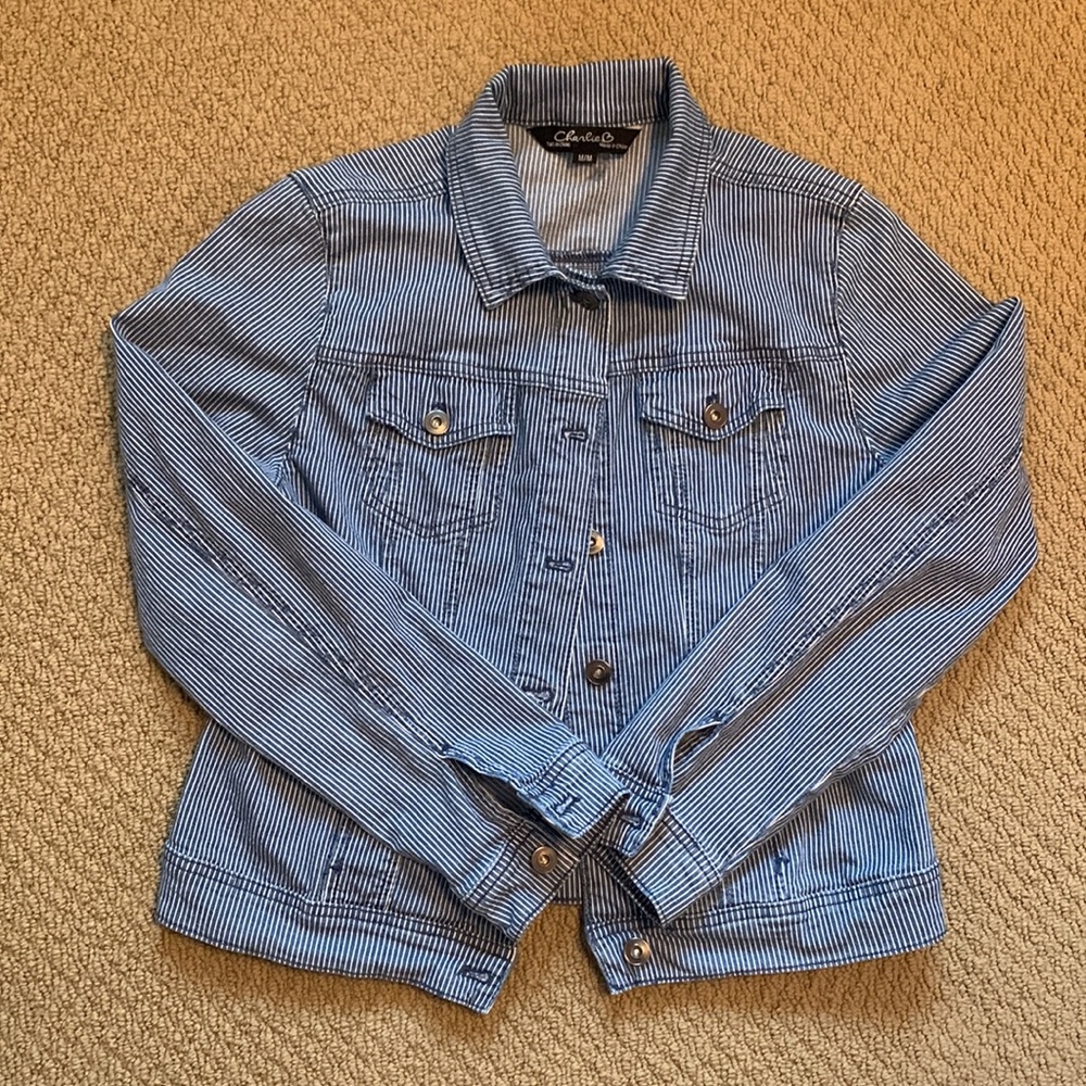 Sweet fall / spring lightweight denim jacket.  Size M.